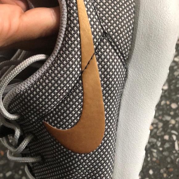 NIKE ROSHE GREY GOLD SNEAKERS - Picture 5 of 5